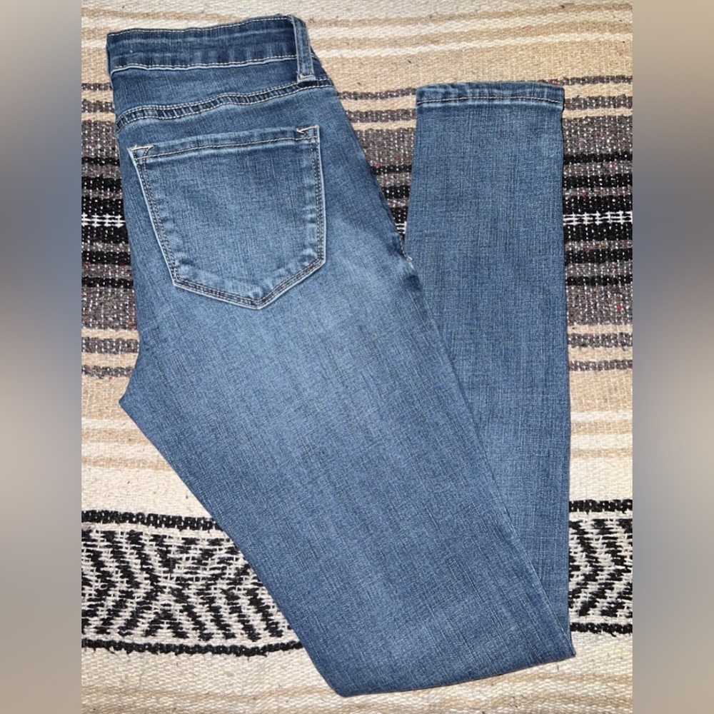 KanCan Skinny Jeans
- Size 0
- 28 inch inseam
- Medium wash